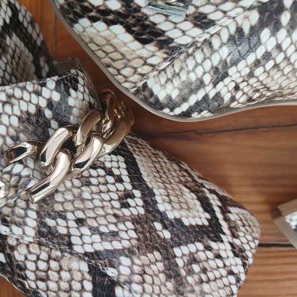 White House Black Market White Brown W/ Gold Chain Snakeskin Mule Heels Sz 6.5 - Picture 16 of 16